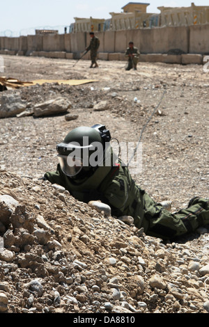 Ein Mitglied der afghanischen nationalen Zivilpolizei Bestellung trägt einen Bombe Anzug während explosive Ordnance Entsorgung Übung 4. Juli 2013 in Ost-Afghanistan. Stockfoto