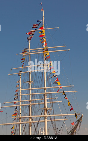 Mast auf einem Segelboot Hamburg Hafen, Deutschland Stockfoto