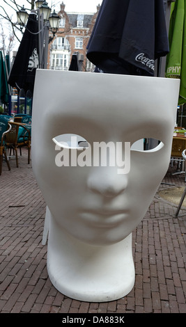 Bar-Stühlen in der gleichen einer theatralischen Maske, Leidseplein Square, Amsterdam Stockfoto