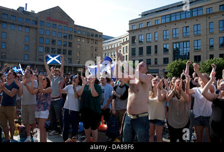 Festplatz, Edinburgh, Schottland, Großbritannien. 7. Juli 2013.  Andy Murray Fans feiern beim Betrachten seiner drei Sätzen den Sieg auf der großen Leinwand der Herren Finale in Wimbledon die ersten britischen männlichen seit 77 Jahren gewinnt die Meisterschaft zu gewinnen. Stockfoto