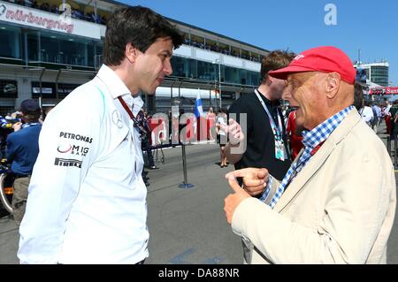 Nuerburg, Deutschland. 7. Juli 2013. Der Vorsitzende des Mercedes AMG, ehemaliger österreichischer Formel-1 Fahrer Niki Lauda (R), und dem Geschäftsführer von Mercedes AMG, österreichische Torger Christian "Toto" Wolff (L), gesehen in das Gitter vor dem Start der deutschen Formel 1 Grand Prix auf dem Nürburgring Rennstrecke in Nuerburg, Deutschland, 7. Juli 2013. Foto: Jens Büttner/Dpa/Alamy Live News Stockfoto