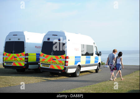 Whitmore Bay, Barry, Wales. 7. Juli 2013.   Polizei und Küstenwache sind die Gegend um Whitmore Bay, Barry, Wales, auf der Suche nach Entgegennahme der Berichte des Verschwindens des Mädchens kurz nach 15:45 am Sonntag, den 7. Juli.  Bild: Matthew Horwood/Alamy Live-Nachrichten Stockfoto