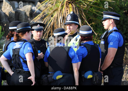 Whitmore Bay, Barry, Wales. 7. Juli 2013.   Polizei und Küstenwache sind die Gegend um Whitmore Bay, Barry, Wales, auf der Suche nach Entgegennahme der Berichte des Verschwindens des Mädchens kurz nach 15:45 am Sonntag, den 7. Juli.  Bild: Matthew Horwood/Alamy Live-Nachrichten Stockfoto