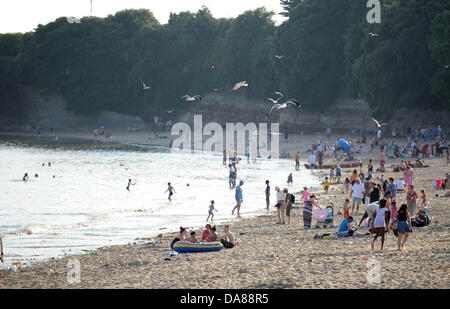 Whitmore Bay, Barry, Wales. 7. Juli 2013.   Polizei und Küstenwache sind die Gegend um Whitmore Bay, Barry, Wales, auf der Suche nach Entgegennahme der Berichte der ein 14 Jahre altes Mädchen verschwinden kurz nach 15:45 am Sonntag, den 7. Juli.  Bild: Matthew Horwood/Alamy Live-Nachrichten Stockfoto