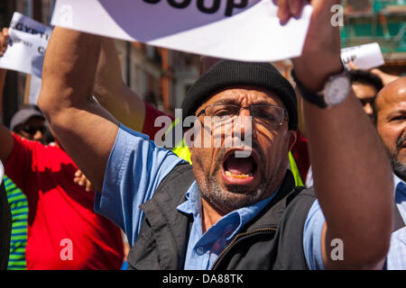 London, UK. 7. Juli 2013. Ein ägyptischer Staatsangehöriger schreit seine Wut auf die "Putsch" in Ägypten, wie Pro-Mursi-Anhänger außerhalb des Landes Botschaft in London zeigen. Bildnachweis: Paul Davey/Alamy Live-Nachrichten Stockfoto