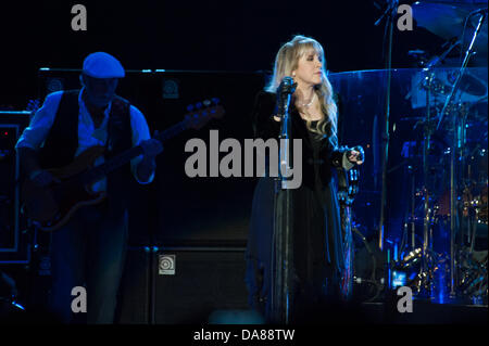 Sacramento, Vereinigte Staaten. 7. Juli 2013. John McVie (L) und Stevie Nicks von Fleetwood Mac führen zur Unterstützung der Bands Extended Play Version zum schlafen Zug Arena auf 6. Juli 2013 in Sacramento, Kalifornien. Bildnachweis: Randy Miramontez/Alamy Live-Nachrichten Stockfoto