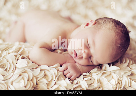 Bild präsentieren süße neugeborenes Baby schlafen Stockfoto