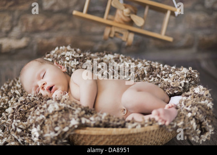 Schönes Bild von niedlichen Baby schlafen im Spielzimmer Stockfoto