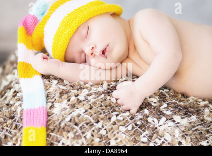 Bild von süß schlafenden Baby mit Wollmütze Stockfoto