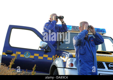 Whitmore Bay, Barry, Wales. 7. Juli 2013.   Polizei und Küstenwache sind die Gegend um Whitmore Bay, Barry, Wales, auf der Suche nach Entgegennahme der Berichte des Verschwindens des Mädchens kurz nach 15:45 am Sonntag, den 7. Juli.  Bild zeigt Küstenwache-Teams auf der Suche nach den verschwundenen Mädchens.  Bild: Matthew Horwood/Alamy Live-Nachrichten Stockfoto