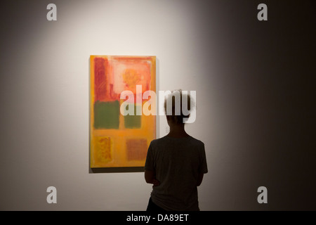 National Museum Besucher Studien ein Gemälde von Mark Rothko, ein Mitglied der abstrakten Impressionisten, Warschau-Ausstellung. Stockfoto