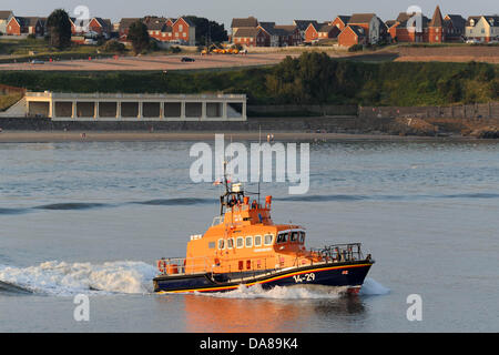 Whitmore Bay, Barry, Wales. 7. Juli 2013.   Polizei und Küstenwache sind die Gegend um Whitmore Bay, Barry, Wales, auf der Suche nach Entgegennahme der Berichte des Verschwindens des Mädchens kurz nach 15:45 am Sonntag, den 7. Juli.  Bild zeigt Küstenwache-Teams auf der Suche nach den verschwundenen Mädchens.  Bild: Matthew Horwood/Alamy Live-Nachrichten Stockfoto