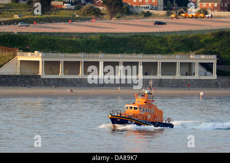 Whitmore Bay, Barry, Wales. 7. Juli 2013.   Polizei und Küstenwache sind die Gegend um Whitmore Bay, Barry, Wales, auf der Suche nach Entgegennahme der Berichte des Verschwindens des Mädchens kurz nach 15:45 am Sonntag, den 7. Juli.  Bild zeigt Küstenwache-Teams auf der Suche nach den verschwundenen Mädchens.  Bild: Matthew Horwood/Alamy Live-Nachrichten Stockfoto