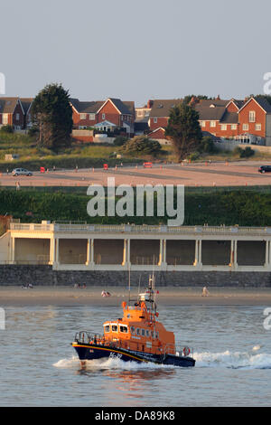 Whitmore Bay, Barry, Wales. 7. Juli 2013.   Polizei und Küstenwache sind die Gegend um Whitmore Bay, Barry, Wales, auf der Suche nach Entgegennahme der Berichte des Verschwindens des Mädchens kurz nach 15:45 am Sonntag, den 7. Juli.  Bild zeigt Küstenwache-Teams auf der Suche nach den verschwundenen Mädchens.  Bild: Matthew Horwood/Alamy Live-Nachrichten Stockfoto