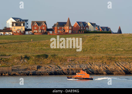 Whitmore Bay, Barry, Wales. 7. Juli 2013.   Polizei und Küstenwache sind die Gegend um Whitmore Bay, Barry, Wales, auf der Suche nach Entgegennahme der Berichte des Verschwindens des Mädchens kurz nach 15:45 am Sonntag, den 7. Juli.  Bild zeigt Küstenwache-Teams auf der Suche nach den verschwundenen Mädchens.  Bild: Matthew Horwood/Alamy Live-Nachrichten Stockfoto