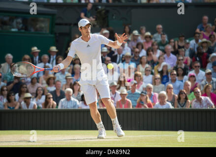 Wimbledon, London, UK. 7. Juli 2013. Wimbledon Tennis Championships 2013 statt in The All England Lawn Tennis and Croquet Club, London, England, UK.    Andy Murray (GBR) [2] besiegt Novak Djokovic (SRB) [1] auf dem Centre Court.    Herren Einzel - Finale. Bildnachweis: Duncan Grove/Alamy Live-Nachrichten Stockfoto