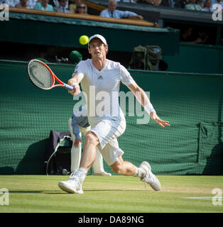 Wimbledon, London, UK. 7. Juli 2013. Wimbledon Tennis Championships 2013 statt in The All England Lawn Tennis and Croquet Club, London, England, UK.    Andy Murray (GBR) [2] besiegt Novak Djokovic (SRB) [1] auf dem Centre Court.    Herren Einzel - Finale. Bildnachweis: Duncan Grove/Alamy Live-Nachrichten Stockfoto