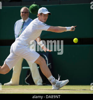 Wimbledon, London, UK. 7. Juli 2013. Wimbledon Tennis Championships 2013 statt in The All England Lawn Tennis and Croquet Club, London, England, UK.    Andy Murray (GBR) [2] besiegt Novak Djokovic (SRB) [1] auf dem Centre Court.    Herren Einzel - Finale. Bildnachweis: Duncan Grove/Alamy Live-Nachrichten Stockfoto