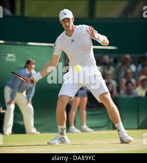 Wimbledon, London, UK. 7. Juli 2013. Wimbledon Tennis Championships 2013 statt in The All England Lawn Tennis and Croquet Club, London, England, UK.    Andy Murray (GBR) [2] besiegt Novak Djokovic (SRB) [1] auf dem Centre Court.    Herren Einzel - Finale. Bildnachweis: Duncan Grove/Alamy Live-Nachrichten Stockfoto