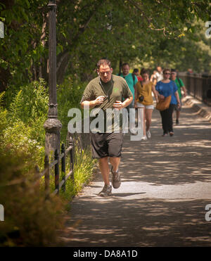 New York, NY, USA. 7. Juli 2013. Übung-Enthusiasten laufen entlang des Stausees im Central Park in New York auf Sonntag, 7. Juli 2013. Trotz Temperaturen in den neunziger Jahren mit entsprechenden Feuchtigkeit verursacht Hitze Indizes, 105 zu schlagen nahmen die Menschen in einigen der ihre Lieblings-Übungen Teil. Sonntag soll der heißeste Tag der Hitzewelle mit der Stadt, die Ausstellung einer Hitze beratenden bis 8 Uhr Credit: Richard Levine/Alamy Live News Stockfoto