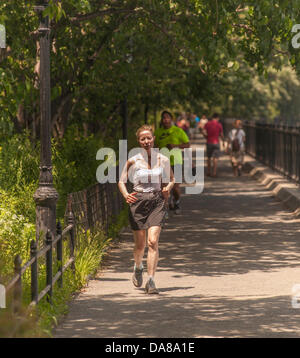 New York, NY, USA. 7. Juli 2013. Übung-Enthusiasten laufen entlang des Stausees im Central Park in New York auf Sonntag, 7. Juli 2013. Trotz Temperaturen in den neunziger Jahren mit entsprechenden Feuchtigkeit verursacht Hitze Indizes, 105 zu schlagen nahmen die Menschen in einigen der ihre Lieblings-Übungen Teil. Sonntag soll der heißeste Tag der Hitzewelle mit der Stadt, die Ausstellung einer Hitze beratenden bis 8 Uhr Credit: Richard Levine/Alamy Live News Stockfoto