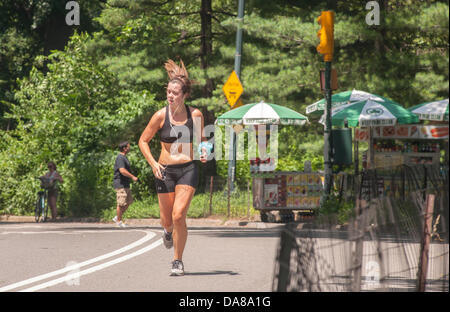 New York, NY, USA. 7. Juli 2013. Übung-Enthusiasten laufen im Central Park in New York auf Sonntag, 7. Juli 2013. Trotz Temperaturen in den neunziger Jahren mit entsprechenden Feuchtigkeit verursacht Hitze Indizes, 105 zu schlagen nahmen die Menschen in einigen der ihre Lieblings-Übungen Teil. Sonntag soll der heißeste Tag der Hitzewelle mit der Stadt, die Ausstellung einer Hitze beratenden bis 8 Uhr Credit: Richard Levine/Alamy Live News Stockfoto