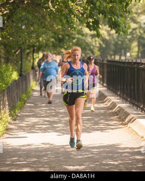 New York, NY, USA. 7. Juli 2013. Übung-Enthusiasten laufen entlang des Stausees im Central Park in New York auf Sonntag, 7. Juli 2013. Trotz Temperaturen in den neunziger Jahren mit entsprechenden Feuchtigkeit verursacht Hitze Indizes, 105 zu schlagen nahmen die Menschen in einigen der ihre Lieblings-Übungen Teil. Sonntag soll der heißeste Tag der Hitzewelle mit der Stadt, die Ausstellung einer Hitze beratenden bis 8 Uhr Credit: Richard Levine/Alamy Live News Stockfoto