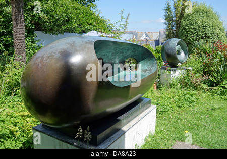 Skulpturen im Garten von Barbara Hepworth Museum, St.Ives, Cornwall, Großbritannien Stockfoto