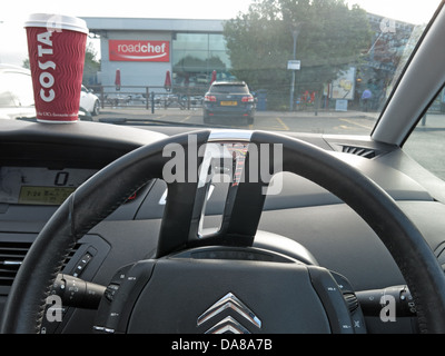Eine Take-away Tasse Kaffee Costa an der Roadchef Autobahn Dienstleistungen M5 Strensham Richtung Süden Stockfoto