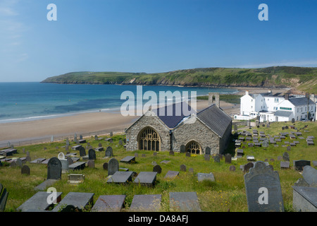 St Hywyn Kirche Aberdaron und Aberdaron Strand / Bucht und Dorf Llyn Halbinsel Gwynedd North Wales UK Stockfoto