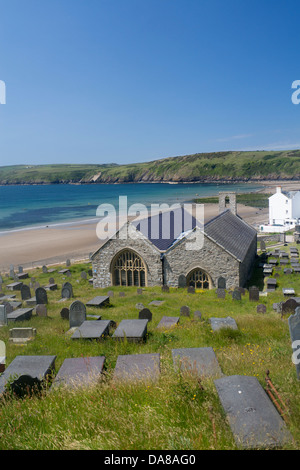 St Hywyn Kirche Aberdaron und Aberdaron Strand / Bucht und Dorf Llyn Halbinsel Gwynedd North Wales UK Stockfoto