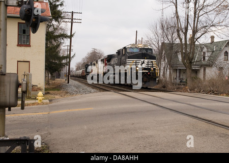 Norfolk Southern Railroad Güterzug geht über einen Bahnübergang bei Miamisburg Dayton OH USA Stockfoto