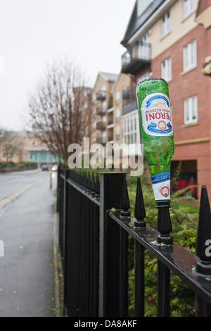 Konzept geschossen vorgeschlagen Kater - Morgen nach Gefühl: leere Bierflasche auf den Kopf unten links am Geländer am Vorabend. Stockfoto