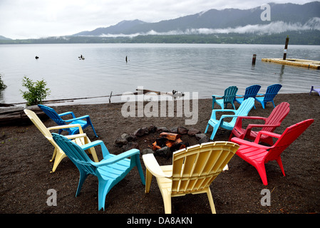 Bunte Strandkörbe am Ufer des Lake Quinault hinzugefügt einige Farben zu einem grauen Tag regnet. Olympic Nationalpark, Washington, USA. Stockfoto