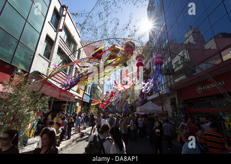 Sao Paulo, Brasilien. 7. Juli, 2013. Lokalen Nachbarschaften. Ornamente mit bunten Luftschlangen (tanabata) auf Bambus gehängt werden in der Avenida da Liberdade Nachbarschaft während der 35. Ausgabe des japanischen Festival der Sterne (Tanabata Matsuri) in Sao Paulo gesehen. Credit: Andre M. Chang/Alamy leben Nachrichten Stockfoto