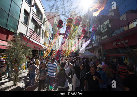 Sao Paulo, Brasilien. 7. Juli, 2013. Lokalen Nachbarschaften. Ornamente mit bunten Luftschlangen (tanabata) auf Bambus gehängt werden in der Avenida da Liberdade Nachbarschaft während der 35. Ausgabe des japanischen Festival der Sterne (Tanabata Matsuri) in Sao Paulo gesehen. Credit: Andre M. Chang/Alamy leben Nachrichten Stockfoto