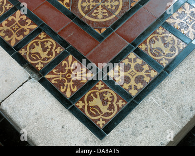 Schönes Detail der Dorchester auf Themse Abtei Kirche von St. Peter & St Paul Tile Stockfoto