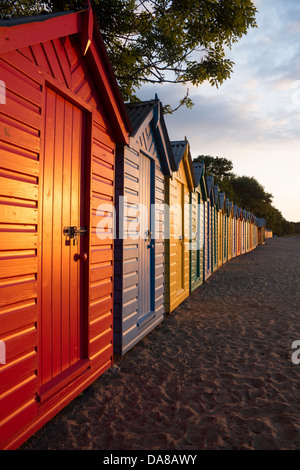 Bunt bunt bemalten Strandhütten im Morgengrauen / Sonnenaufgang Llanbedrog Strand Llyn Halbinsel Gwynedd North Wales UK Stockfoto