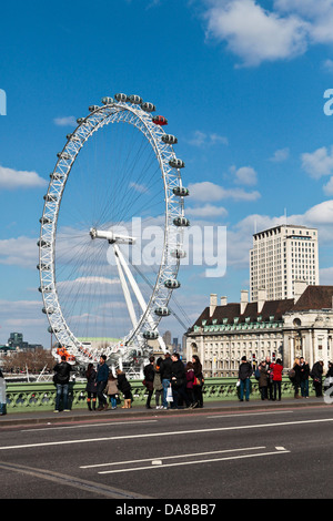 Menschenmassen auf der Southbank, London, in der Nähe von London Eye, April 2013 Stockfoto