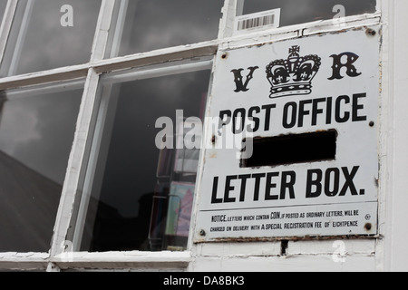 Postamt Blanchland, Northumberland.  Einer der nur 3 viktorianische Briefkästen im Vereinigten Königreich befindet sich hier. Stockfoto