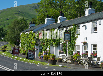 Paar sitzt außerhalb der Travellers Rest-Kneipe, in der Nähe von Grasmere, Lake District National Park, Cumbria, England UK Stockfoto