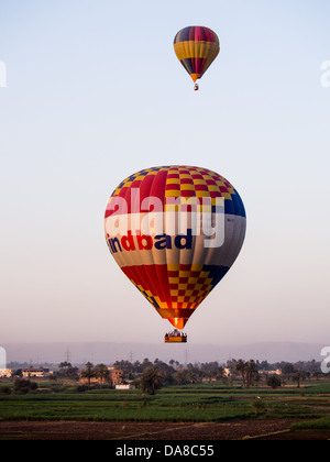 Heißluftballons steigen in die Luft über Luxor, Ägypten Stockfoto