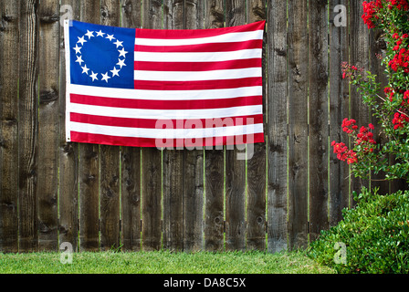 13 Sterne amerikanische Flagge, die Betsy Ross Flag auf rustikalen Holzzaun angezeigt Stockfoto