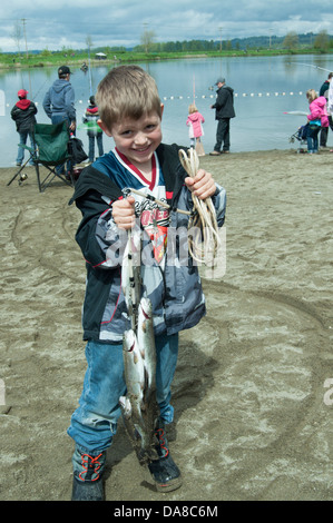 Kostenlose Kinder Angeln Derby gesponsert von TRout Unlimited Sky Valley Kapitel 654, Monroe, Washington. Stockfoto