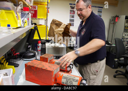 NTSB Investigator Greg Smith mit der Asiana Flug 214 Flugdatenschreiber, links, und der Cockpit Voice Recorder, rechts in die NTSB Labor 7. Juli 2013 in Washington. Stockfoto