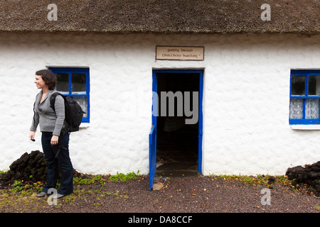 Besucher betrachten ein Arbeiter Häuschen im Kerry Bog Village in Co Kerry in Irland Stockfoto