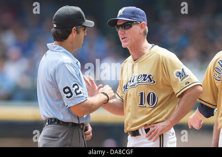 Milwaukee, Wisconsin, USA. 7. Juli 2013. 7. Juli 2013: Milwaukee Brewers Manager Ron Roenicke #10 diskutiert einen Anruf mit Schiedsrichter John Hirscbeck während der Major League Baseball Spiel zwischen den Milwaukee Brewers und die New York Mets im Miller Park in Milwaukee, Wisconsin. Mets gewinnen 2: 1. John Fisher/CSM. Bildnachweis: Csm/Alamy Live-Nachrichten Stockfoto