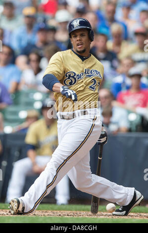 Milwaukee, Wisconsin, USA. 7. Juli 2013. 7. Juli 2013: Milwaukee Brewers Center Fielder Carlos Gomez #27 fouls einen Platz in der Major League Baseball Spiel zwischen den Milwaukee Brewers und die New York Mets im Miller Park in Milwaukee, Wisconsin. Mets gewinnen 2: 1. John Fisher/CSM. Bildnachweis: Csm/Alamy Live-Nachrichten Stockfoto