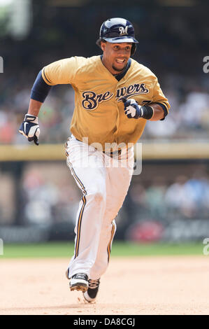 Milwaukee, Wisconsin, USA. 7. Juli 2013. 7. Juli 2013: Milwaukee Brewers Center Fielder hebt Carlos Gomez #27 zum dritten Base während der Major League Baseball Spiel zwischen den Milwaukee Brewers und die New York Mets im Miller Park in Milwaukee, Wisconsin. Mets gewinnen 2: 1. John Fisher/CSM. Bildnachweis: Csm/Alamy Live-Nachrichten Stockfoto