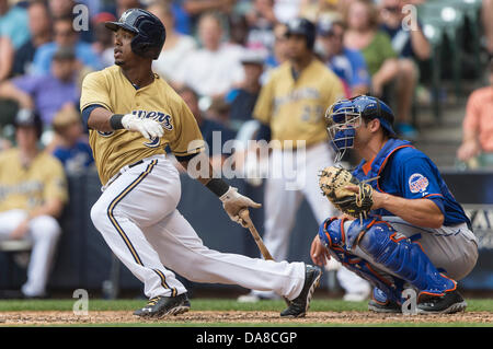 Milwaukee, Wisconsin, USA. 7. Juli 2013. 7. Juli 2013: Milwaukee Brewers Shortstop Jean Segura #9 Gründe sich zu zweiten Base während der Major League Baseball Spiel zwischen den Milwaukee Brewers und die New York Mets im Miller Park in Milwaukee, Wisconsin. Mets gewinnen 2: 1. John Fisher/CSM. Bildnachweis: Csm/Alamy Live-Nachrichten Stockfoto